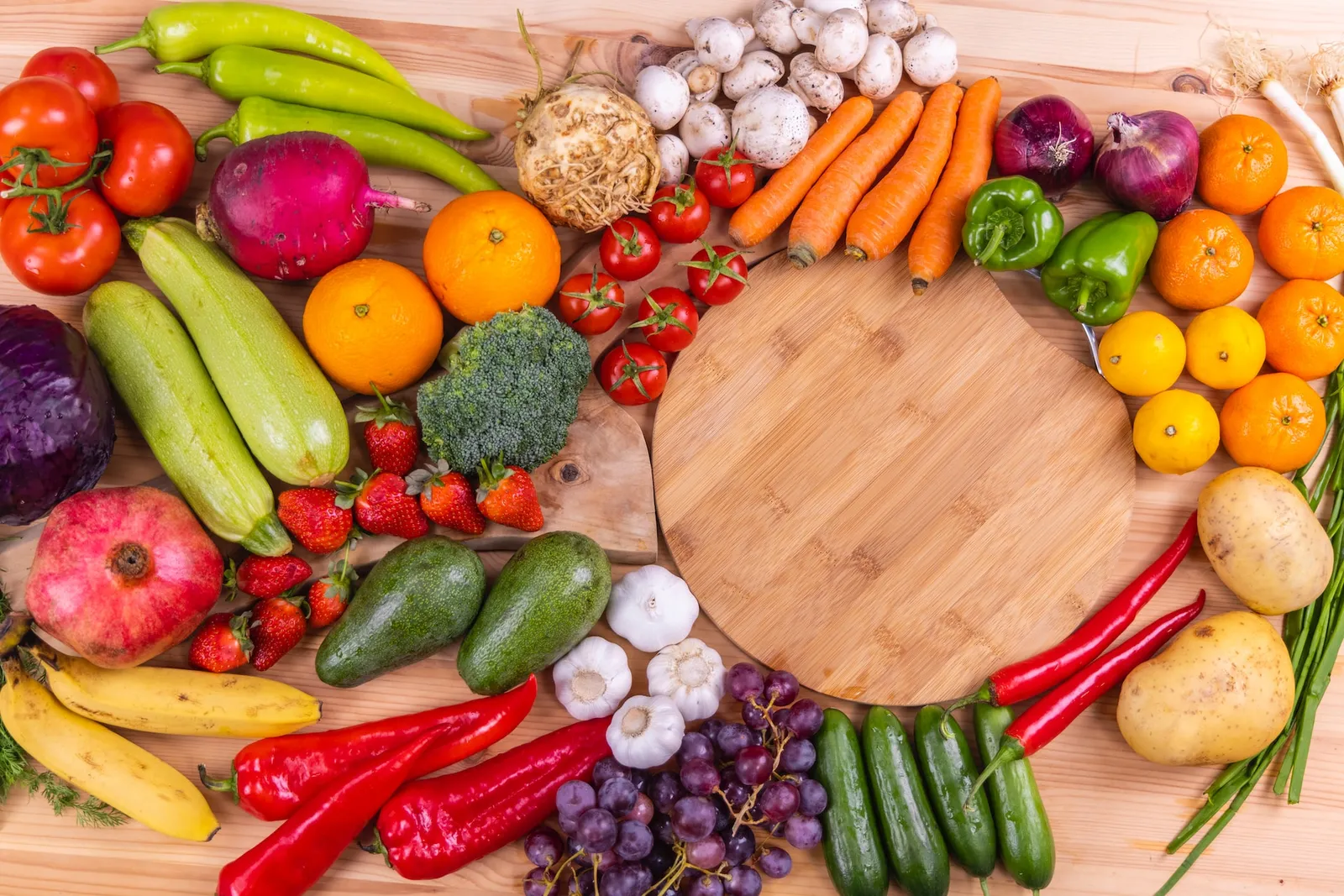 Des bocaux de légumes en fermentation préparés sur une table de cuisine lumineuse dans une maison méditerranéenne.