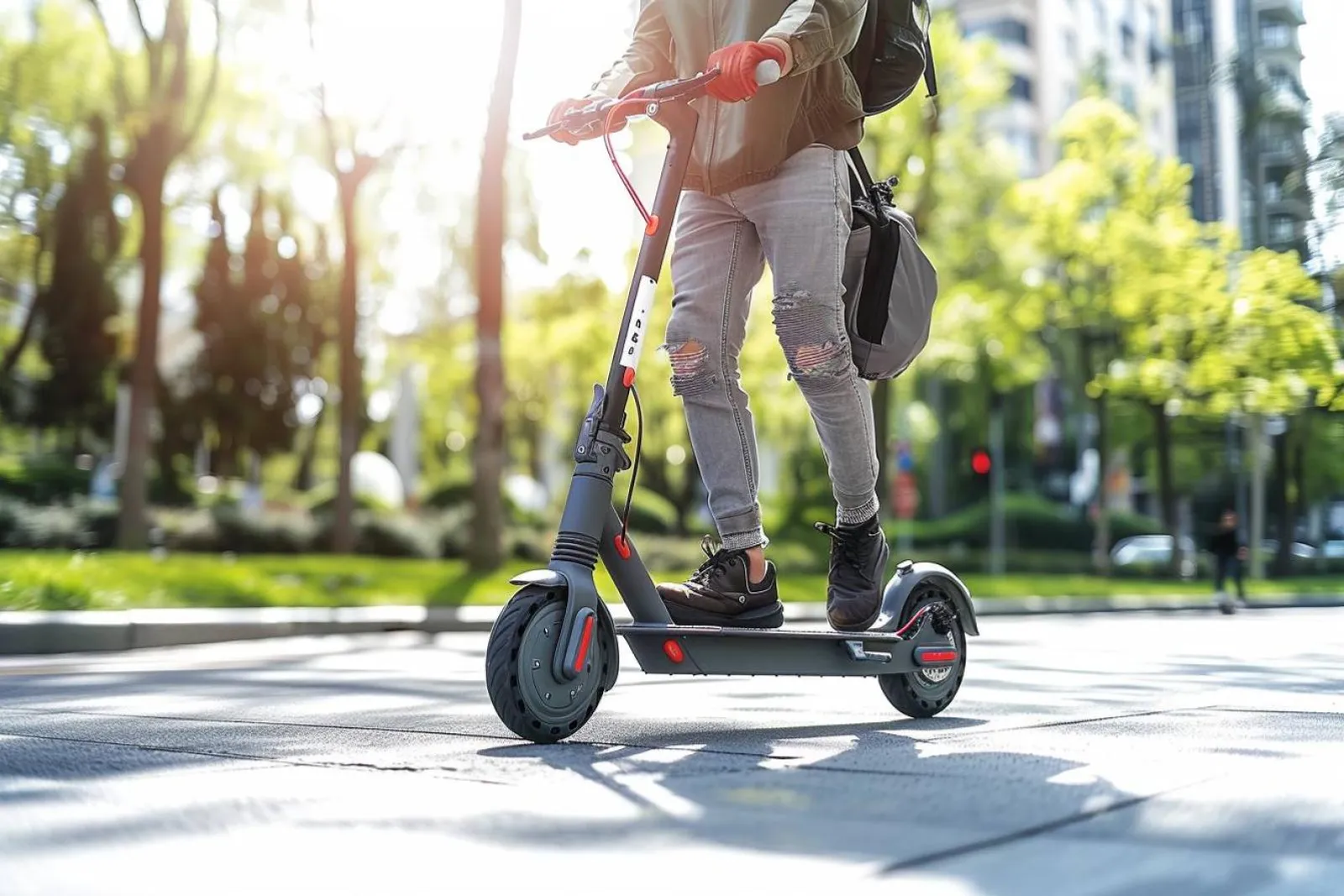 Une trottinette électrique en cours de recharge dans un intérieur lumineux, illustrant les bons gestes pour préserver la batterie.