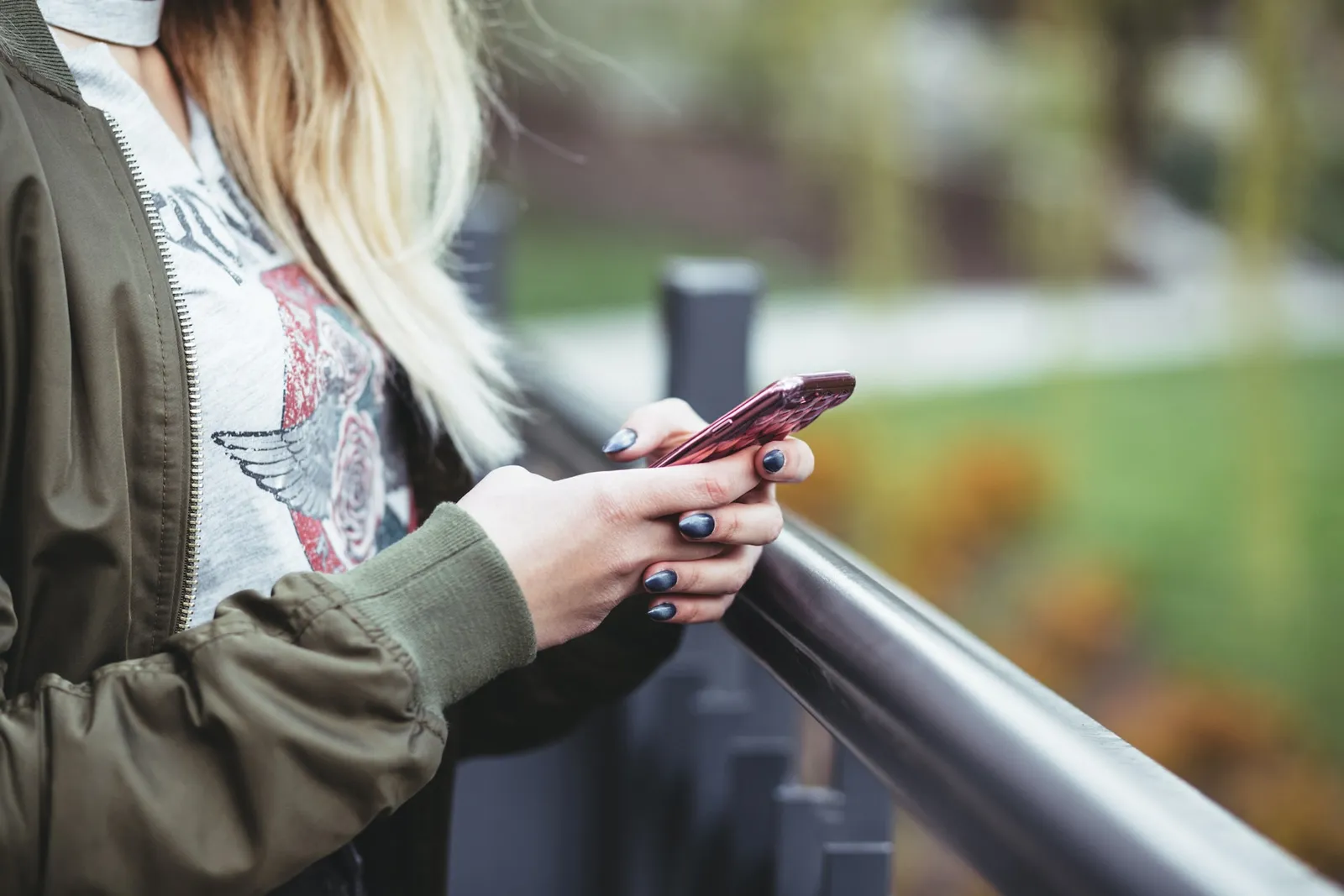 Une femme porte un bomber stylé dans un décor urbain lumineux, mettant en valeur la coupe et les finitions de la veste.