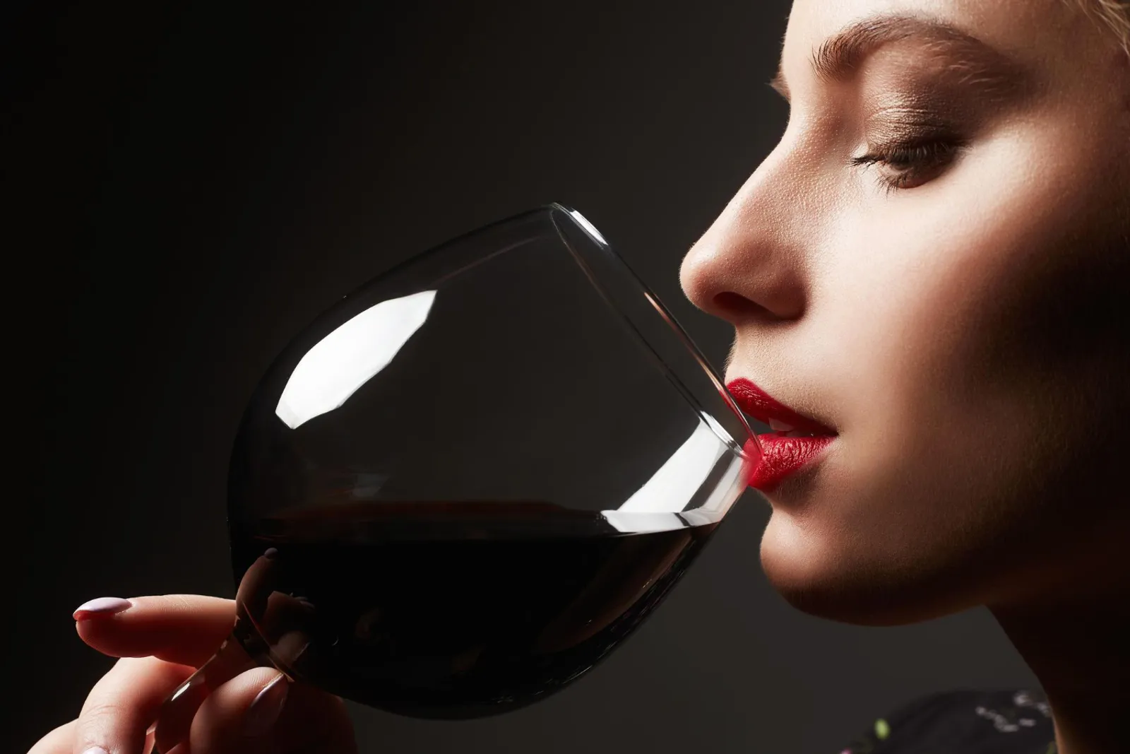 Un verre de vin rouge et un verre de vin blanc de Bourgogne sur une table, avec une scène de dégustation élégante et naturelle.